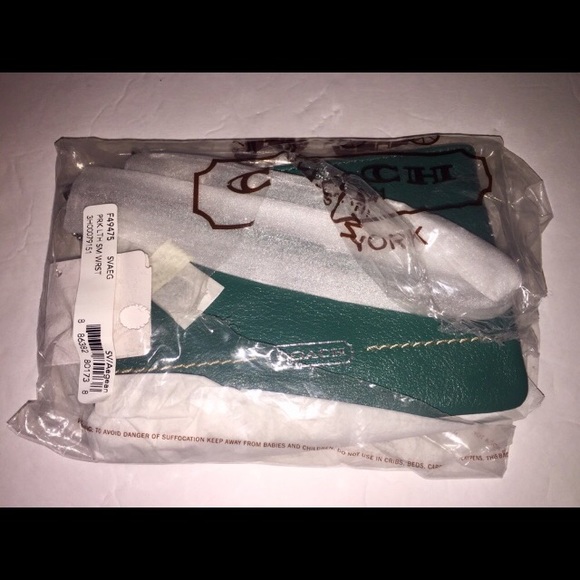NWT Coach Green Wristlet - Picture 6 of 8